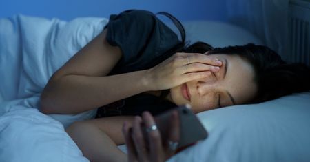 Źle sypiasz? Wynieś telefon z sypialni