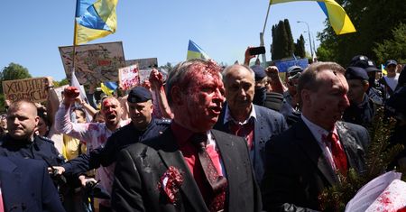 Atak na rosyjskiego ambasadora w Warszawie. Cały oblany czerwoną farbą