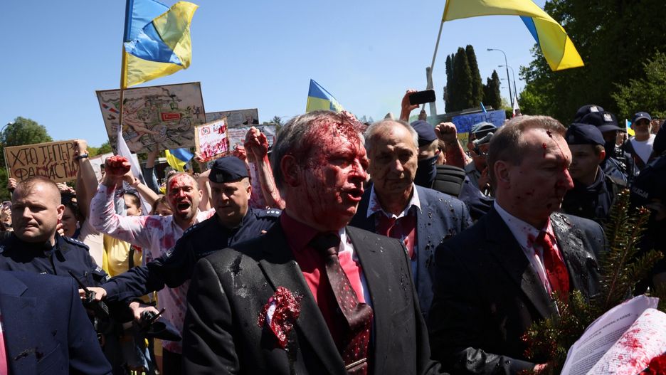 Siergiej AndriejewWarszawa, 09.05.2022. Ambasador Federacji Rosyjskiej w Polsce Siergiej Andiejew (C) oblany czerwon� farb� przez uczestnik�w protestu podczas pr�by z�o�enia kwiat�w przy Cmentarzu-Mauzoleum �o�nierzy Radzieckich w Warszawie, 9 bm. 9 maja Rosja obchodzi dzie� zwyci�stwa nad hitlerowskimi Niemcami. (amb) PAP/Leszek Szyma�skiLeszek Szyma�skidzie� zwyci�stwa, mauzoleum, Mauzoleum �o�nierzy Radzieckich, obchody, protest