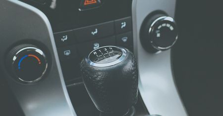 Starsi kierowcy nie mają racji. Hamowanie silnikiem to podstawa