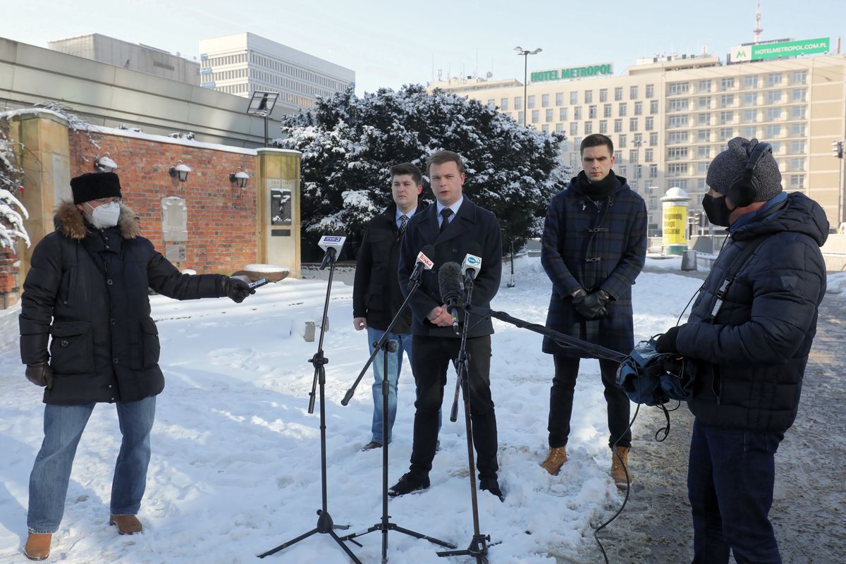 Warszawa. Konferencja prasowa Stowarzyszenia Młodzież Wszechpolska przy Rondzie Romana Dmowskiego