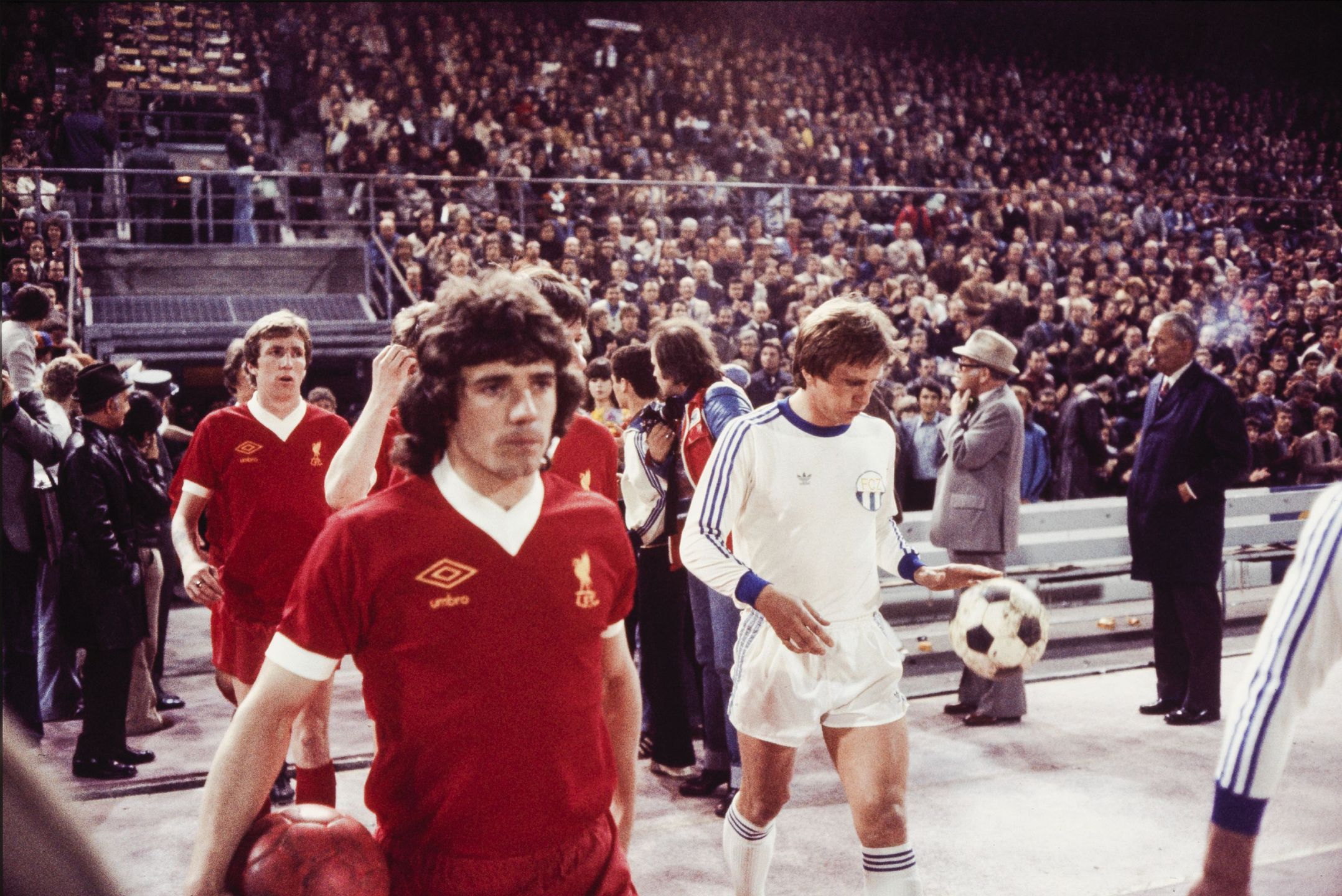 FC Zürich-Liverpool. Kevin Keegan (z lewej)