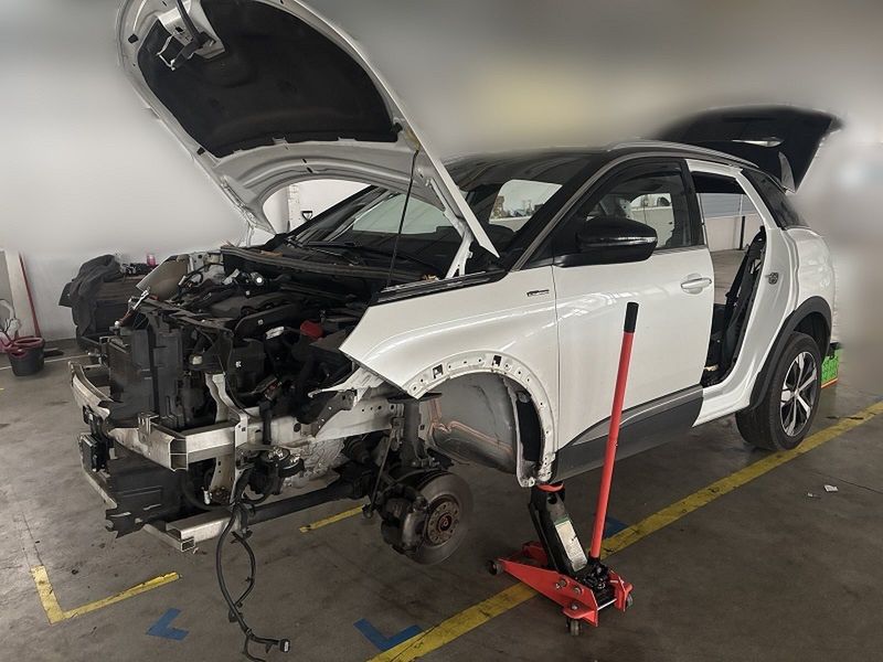 Lębork: Kryminalni rozbili "dziuplę" samochodową. Zabezpieczono ponad 250 części skradzionych aut