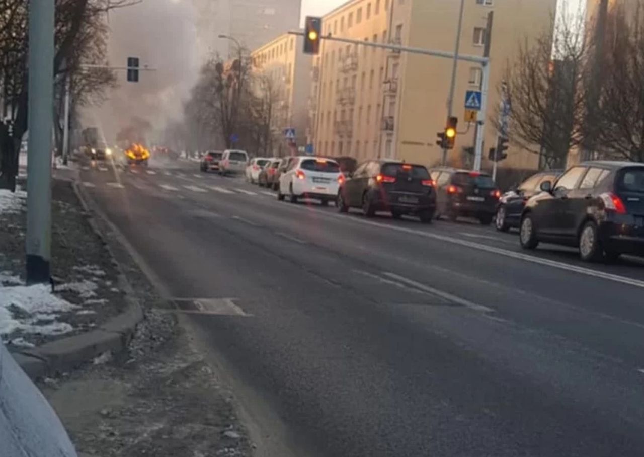 Pożar samochodu na ul. Grochowskiej. Są utrudnienia w ruchu