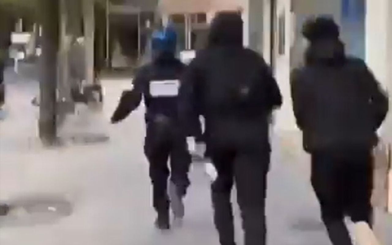 "Zabijcie ją". Demonstranci dopadli policjantkę. Koszmar w Paryżu