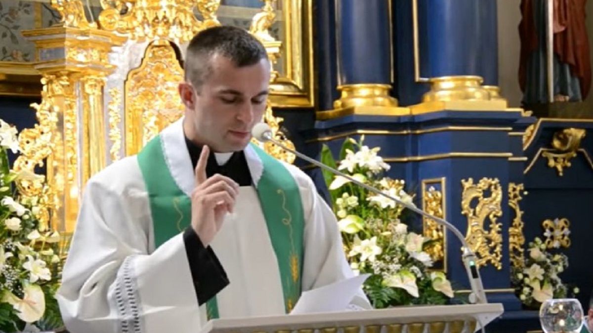 Ksiądz Sebastian o kwiatach na grobie zmarłego. Czy muszą stać 6 tygodni? 