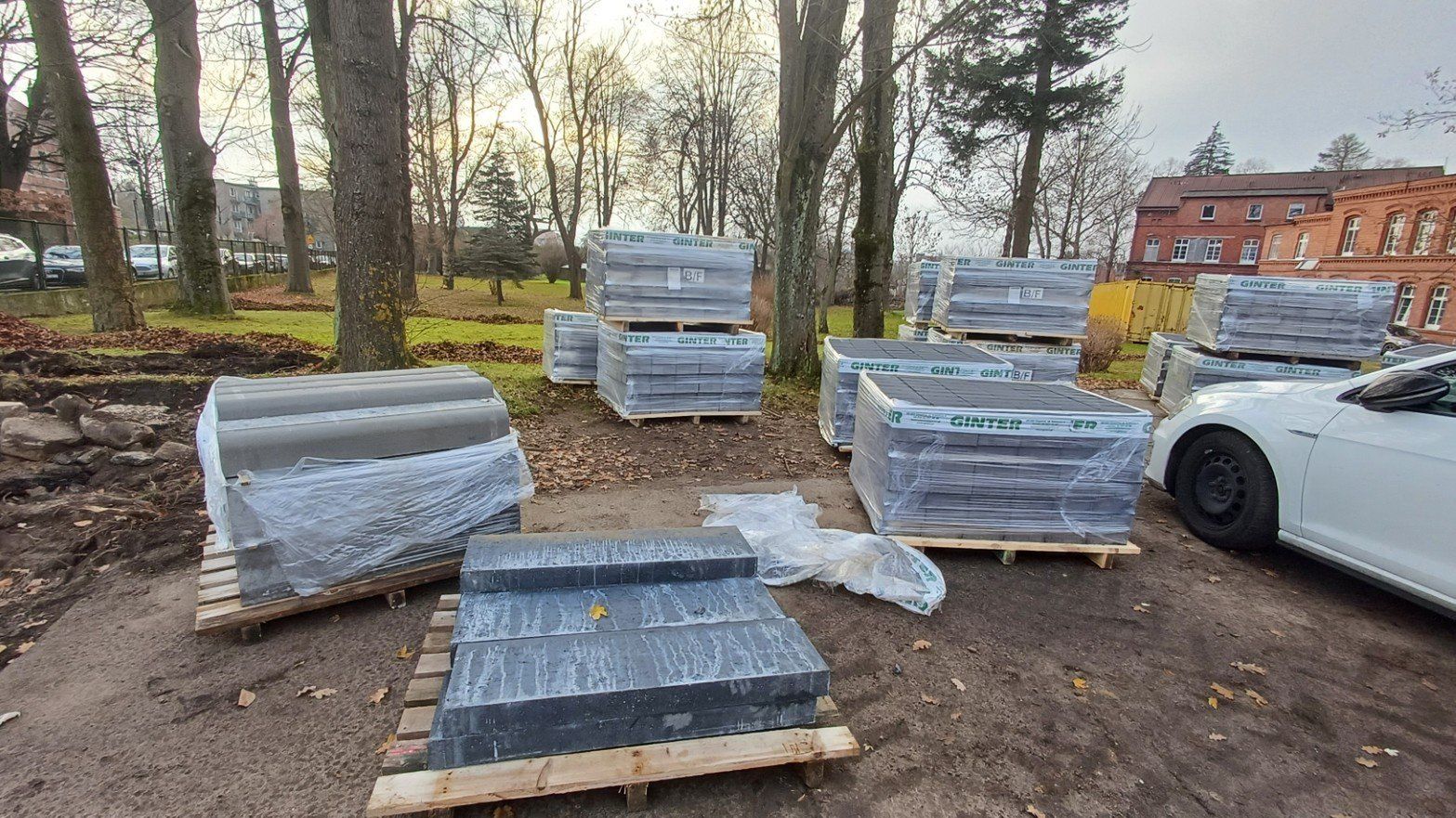 Szpital Powiatowy w Sławnie - przybywa miejsc parkingowych i będzie remont dróg wewnętrznych