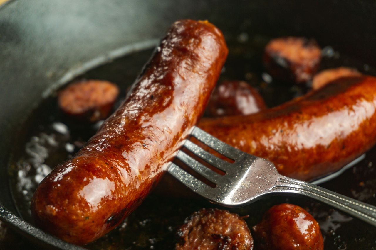 Crispy sausage without fat! Discover a simple method for perfectly fried sausage.