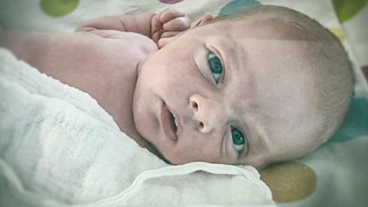 Mały chłopiec walczy o życie.