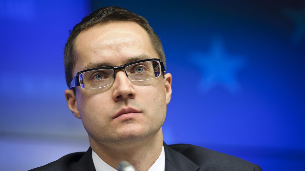 Tusk press conferenceSpokeman of the Polish Presidency in EU Konrad Niklewicz during a press conferece of Polish Prime Minister Donald Tusk  after a bilateral meeting at  European Council headquarters  in Brussels, Belgium on 2011-10-20   by Wiktor Dabkowski  /PAPWiktor D�bkowski Konrad Niklewicz , Belgium, Benelux, Brussels, capital, center, EU, eu headquarters, Europe, European Union, figure, governance, government, headquarters, intergovernmental, international, international institution, policy, politician, politics, portret, power, relations, rule, talk, talks, union, polityk polityka