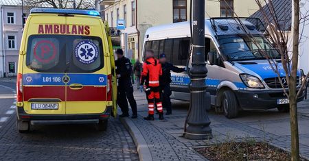 Dziwnie się zachowywał, zaczepiał ludzi na deptaku. Policjanci ujawnili przy nim biały proszek, zażądał wezwania karetki