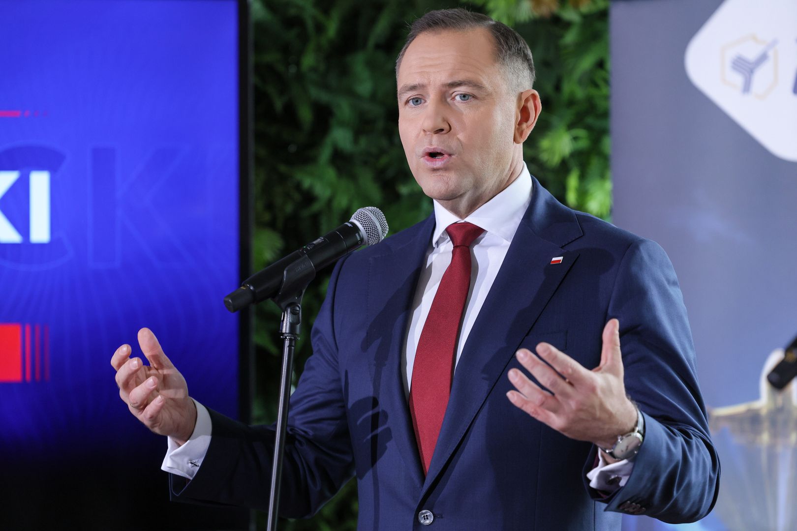 Warszawa, 24.05.2025. Wybory prezydenta RP - kampania przed II turą. Kandydat Komitetu Obywatelskiego, popierany przez PiS prezes IPN Karol Nawrocki podczas spotkania z przedstawicielami Stowarzyszenia TakDlaCPK, 24 bm. w Warszawie. Karol Nawrocki podpisał się pod listą postulatów stowarzyszenia w zakresie działań na rzecz programu CPK i polityki rozwojowej kraju. (amb) PAP/Rafał Guz