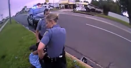 USA. Policjant przyduszał mężczyznę kolanem. Pokazali nagranie