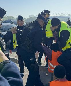 Znów się zaczęło. Aktywiści w akcji na moście, na miejscu policja