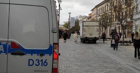 Prokuratura wyjaśnia okoliczności śmiertelnego wypadku na deptaku. Dostawczak przejechał po kobiecie dwa razy