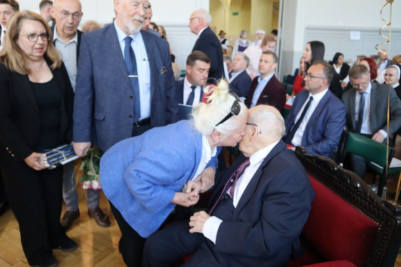 Piękna uroczystość w Zespole Szkół Ekonomicznych w Lesznie: setne urodziny dr Stanisława Jędrasia