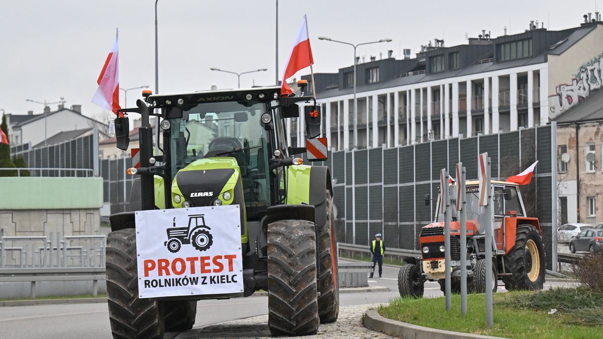 Kielce, 14.03.2024. Protest rolników w Kielcach, 14 bm. Zablokowane zostały aleja IX Wieków Kielc oraz dwa ważne skrzyżowania w ścisłym centrum miasta. Rolnicy z całej Polski kontynuują protesty. Ich powodem jest m.in. niedawna decyzja Komisji Europejskiej o przedłużeniu bezcłowego handlu z Ukrainą do 2025 roku, a także sprzeciw wobec prowadzonej przez Unię Europejską polityce Zielonego Ładu. (sko) PAP/Piotr Polak