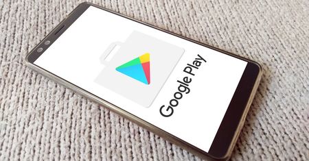 Fałszywy sklep z aplikacjami na Androida. Jego użytkownicy instalowali sobie spyware
