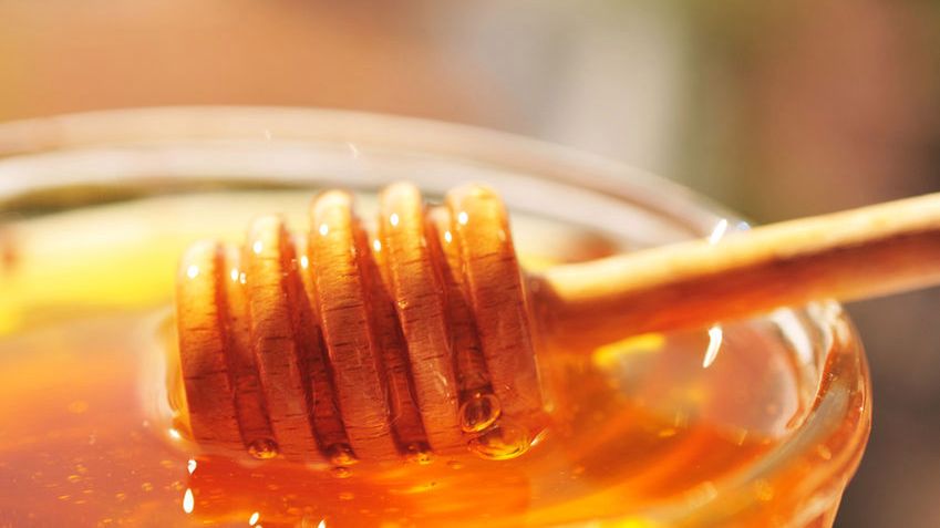 Płynny miód po jakimś czasie ulega krystalizacji