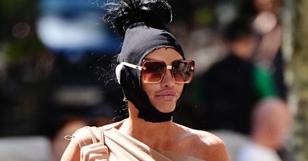 Zadłużona i niedawno aresztowana Katie Price zdjęła bandaże i pochwaliła się efektami szóstego liftingu za 50 tys. zł (FOTO)