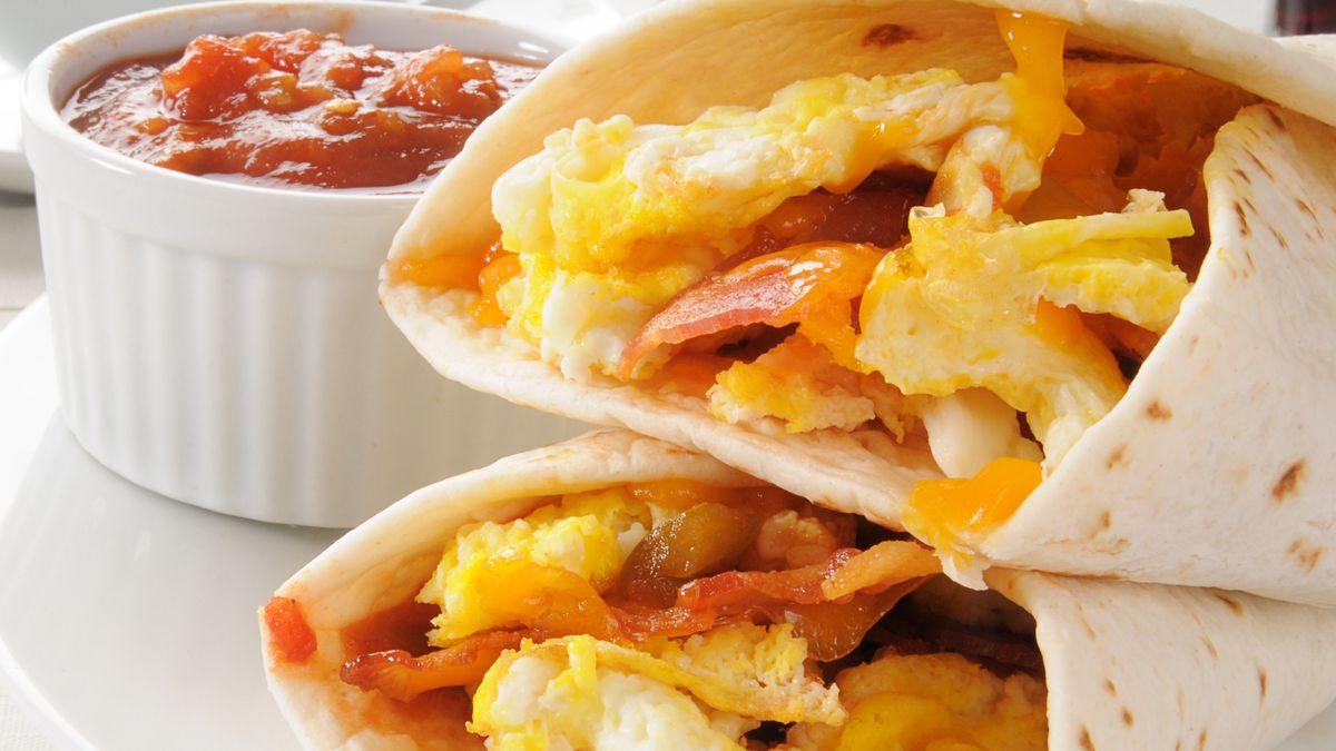Burrito z jajecznicą i boczkiem to pomysł na idealne śniadanie