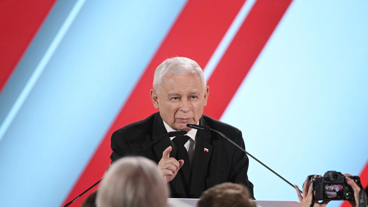 Warszawa, 01.06.2025. Wybory prezydenta RP - II tura. Prezes PiS Jarosław Kaczyński (C) przemawia w sztabie wyborczym kandydata Komitetu Obywatelskiego, popieranego przez PiS prezesa IPN Karola Nawrockiego, 1 bm. w Warszawie. Zakończyło się głosowanie w II turze wyborów prezydenta RP. (mr) PAP/Marcin Obara