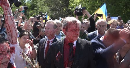 Ambasador Rosji oblany farbą. Policja mówi o emocjach