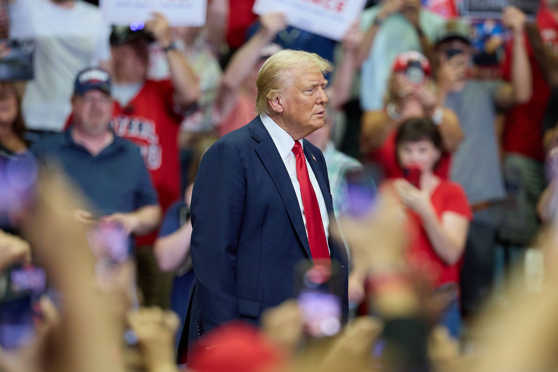 Republican presidential nominee Donald J. Trump and running mate JD Vance hold first joint campaign rally
epa11489813 Republican presidential nominee Donald J. Trump arrives to his first joint rally with Republican vice presidential nominee Senator JD Vance at Van Andel Arena in Grand Rapids, Michigan, USA, 20 July 2024.  EPA/ALLISON DINNER 
Dostawca: PAP/EPA.
ALLISON DINNER