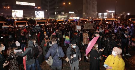 Strajk kobiet w Warszawie. Policja: zatrzymano dwie osoby