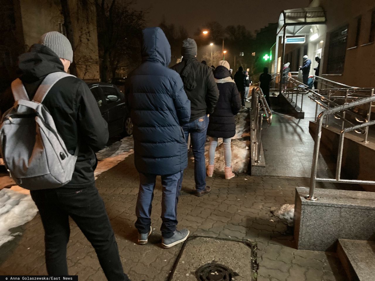 Kolejka po "numerek" do pediatry przed jedną z przychodni w Polsce
