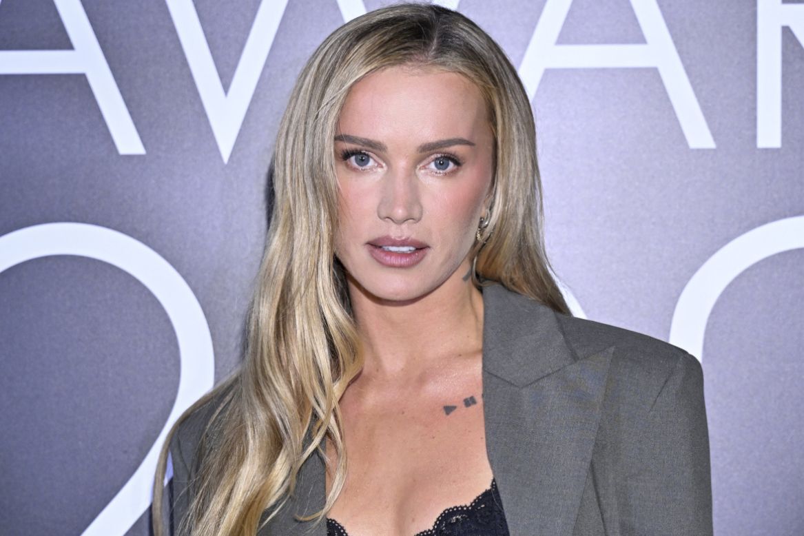 Maffashion zapozowała w łazience. Look z mikroszortami i kozakami to szaleństwo