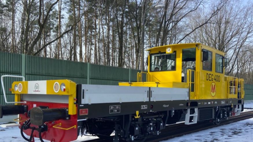 Warszawa. Drezyna produkcji włoskiej waży 20 ton, służy do technicznej obsługi metra. Może przewozić 7 osób i 8 ton załadunku
