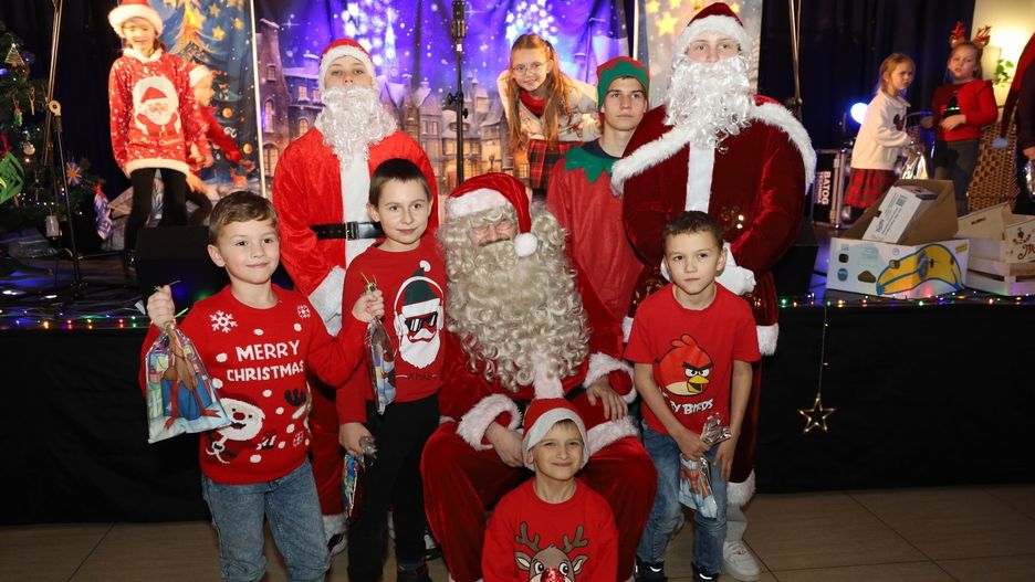 Mikołajki w Kamieńcu. Świąteczna atmosfera, spektakl teatralny i upominki dla najmłodszych