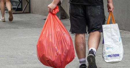 Przyniósł 1503 butelki i puszki do Biedronki. Tyle zarobił rekordzista