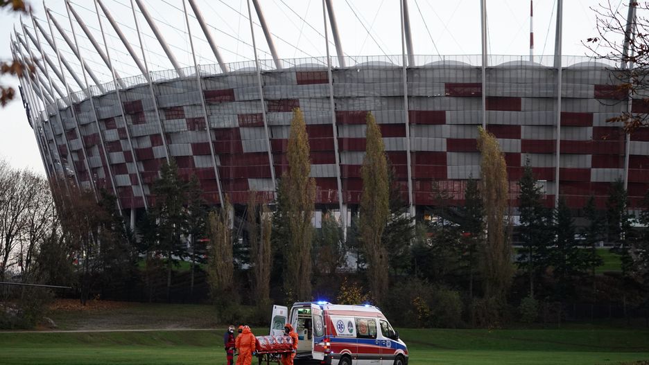 Szpital Narodowy. Testowe lądowanie helikoptera i ćwiczenia z transportu pacjentów do szpitala tymczasowego na stadionie