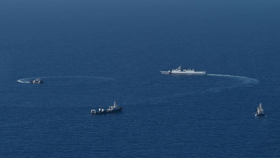 Archiwum zagraniczne East News 2024-02
This photo taken on February 15, 2024, shows an aerial view of China Coast Guard vessel (2nd R) and a Chinese vessel identified by the Philippine Coast Guard as ?maritime militia? (2nd L and R) blocking BRP Datu Tamblot (L) during a mission to bring supplies and assistance to the fishermen in Scarborough Shoal in the disputed South China Sea. (Photo by JAM STA ROSA / AFP)
JAM STA ROSA