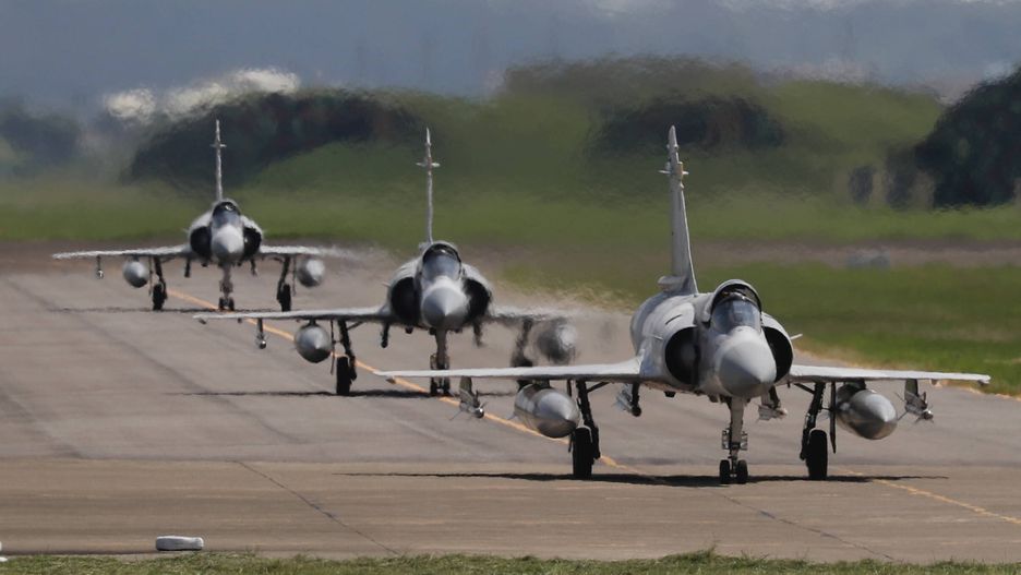 Reactions to China's live-fire drills around Taiwan
epaselect epa10109557 Three Taiwanese Air Force Mirage 2000-5 fighter jets taxi on the runway before take off at an airbase in Hsinchu, Taiwan, 07 August 2022. Following a visit of US House of Representatives Speaker Pelosi to Taiwan, the Chinese military started to hold a series of live-fire drills in six maritime areas around Taiwan's main islan from 04 to 07 August 2022.  EPA/RITCHIE B. TONGO 
Dostawca: PAP/EPA.
RITCHIE B. TONGO
epaselect