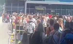 Chaos na Kanarach. Turyści tłoczyli się na płycie lotniska