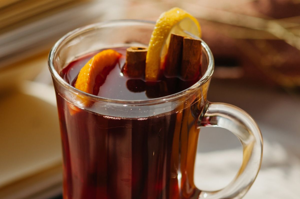 Rozgrzewająca herbata jesienno-zimową porą smakuje najlepiej 