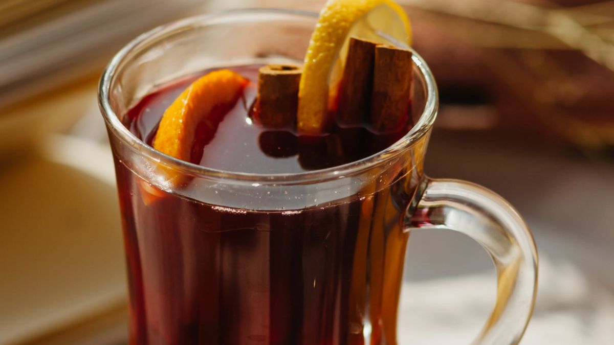 Rozgrzewająca herbata jesienno-zimową porą smakuje najlepiej 