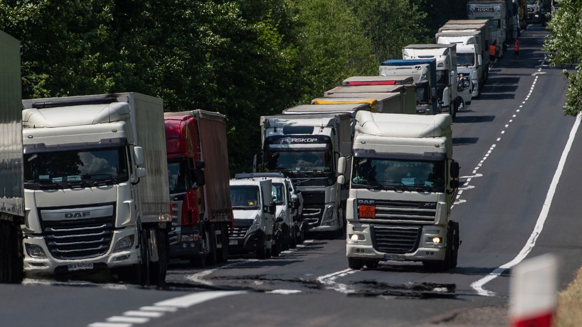 Kolejka samochodów do przejścia granicznego z Ukrainą w Hrebennem 
