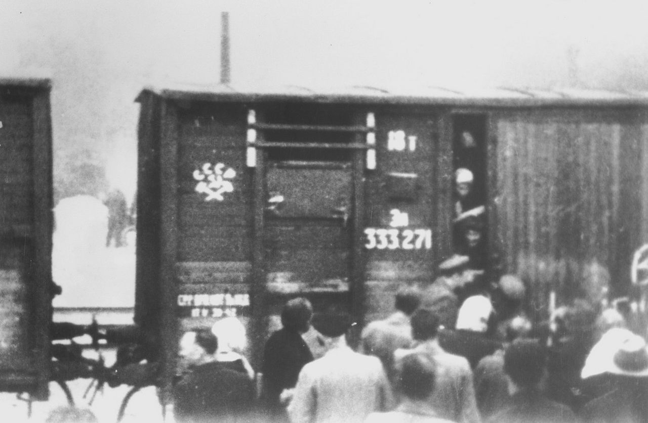 Zdjęcie wykonane w trakcie deportacji Polaków na Sybir w latach 1940-1941