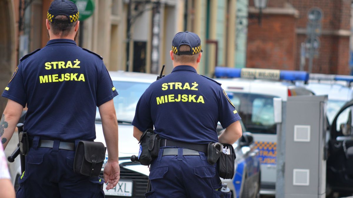 Strażnicy miejscy podczas patrolu/ zdjęcie ilustracyjne