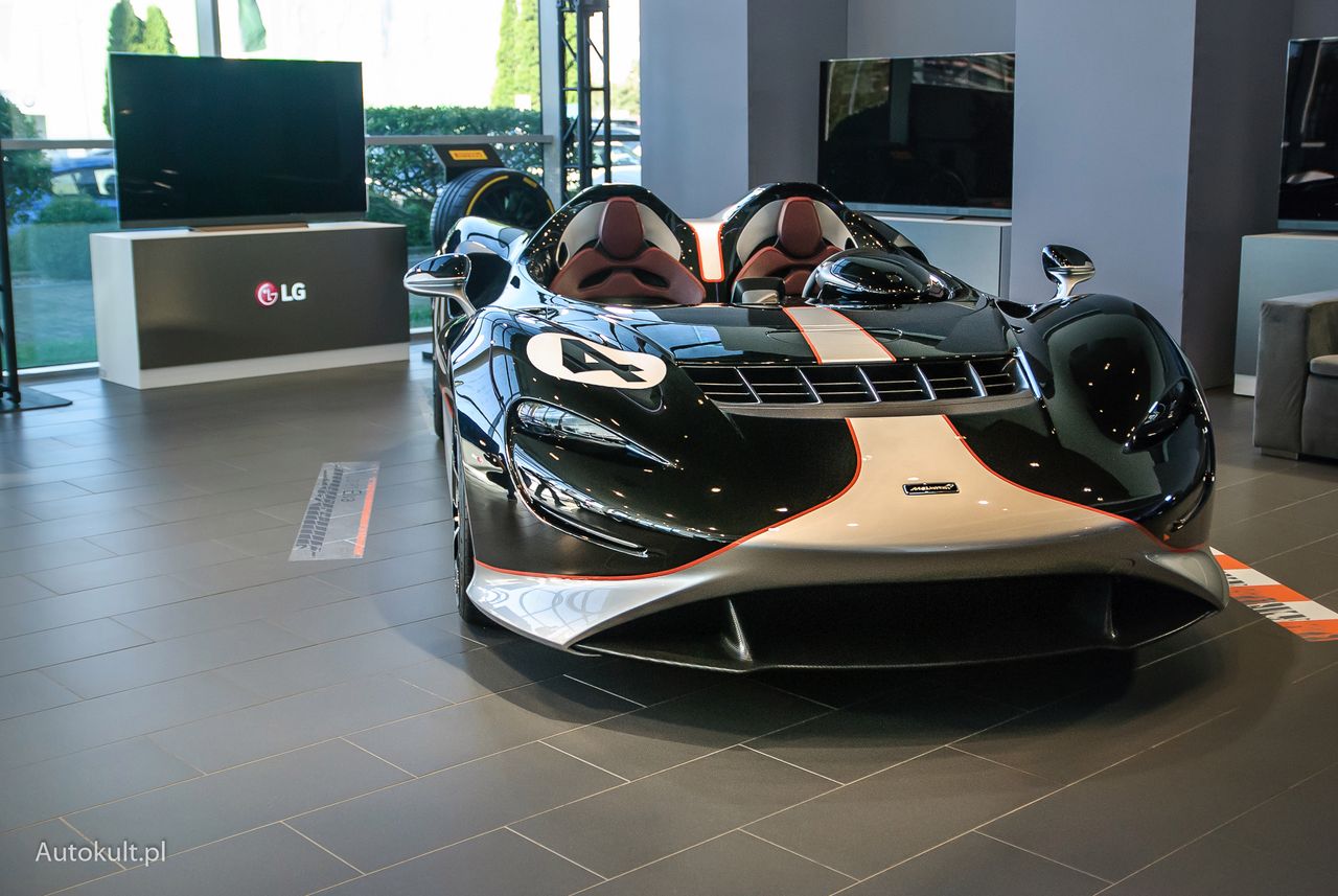 McLaren Elva coraz bardziej ekskluzywny. W warszawskim salonie pojawił się razem z pierwowzorem