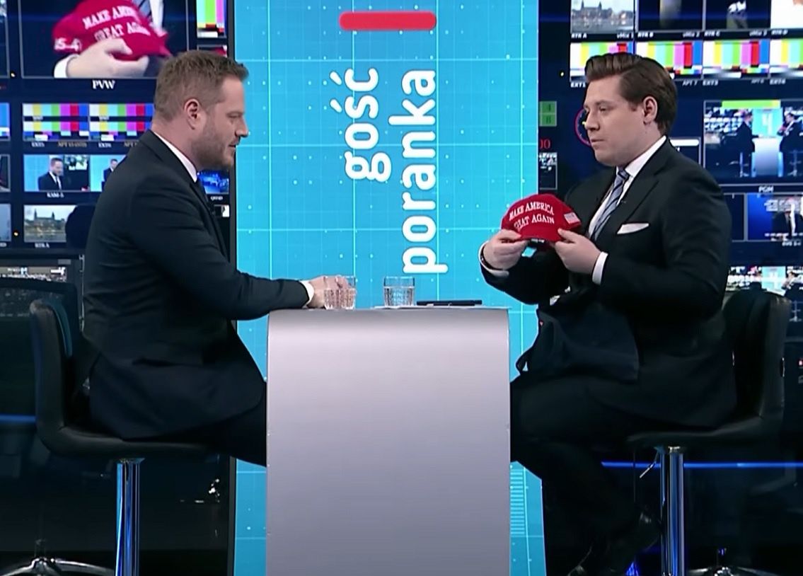 W TVP Info czapeczka "MAGA" dla posła PiS. "Za własne kupiłem"