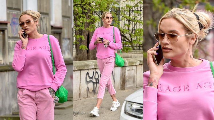 Karolina Gilon przechadza się po Warszawie