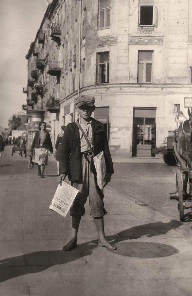 Na zdjęciu bosy gazeciarz, sprzedający "Życie Warszawy", które zaczęło się ukazywać już 15 października 1944 roku.