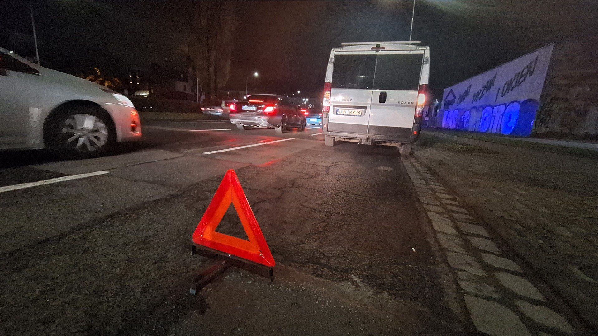 W każdym pojeździe musi się znajdować trójkąt ostrzegawczy. Zgodnie z prawem o ruchu drogowym, kierujący pojazdem jest obowiązany sygnalizować postój pojazdu silnikowego lub przyczepy z powodu uszkodzenia lub wypadku właśnie za pomocą m.in. trójkąta ostrzegawczego. Za nieposiadanie trójkąta grozi mandat od 20 do 500 złotych. Dodatkowo niewystawienie go w przypadku awarii jest zagrożone karą 150 zł.