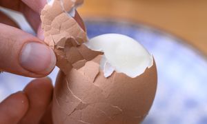 Genialny sposób na obranie jajka ze skorupki. "Schodzi całymi płatami"