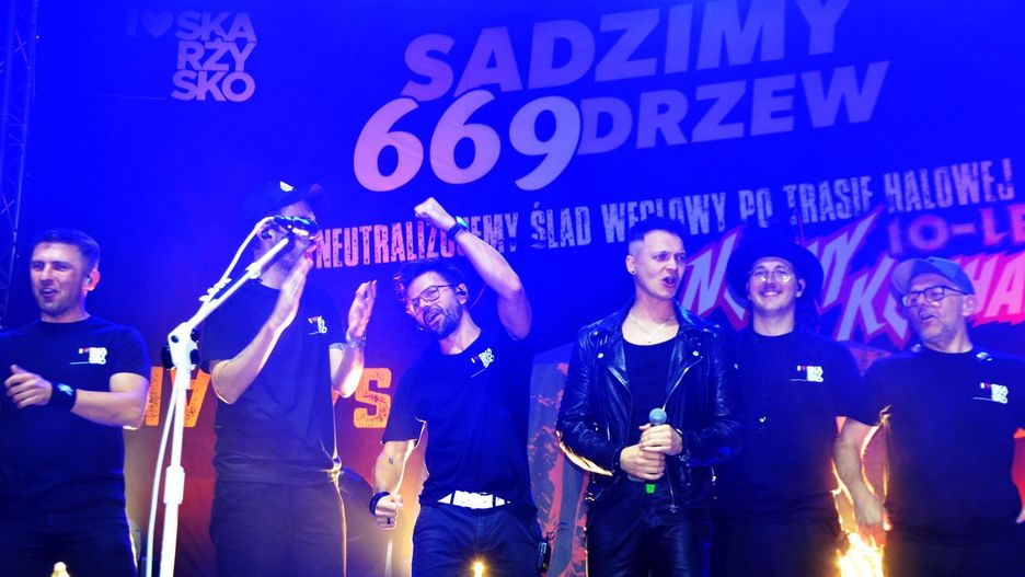 W Skarżysku - Kamiennej doszło do niezwykłej sytuacji. Wspólnie zaśpiewali muzycy dwóch topowych zespołów - Happysad i Nocnego Kochanka.
